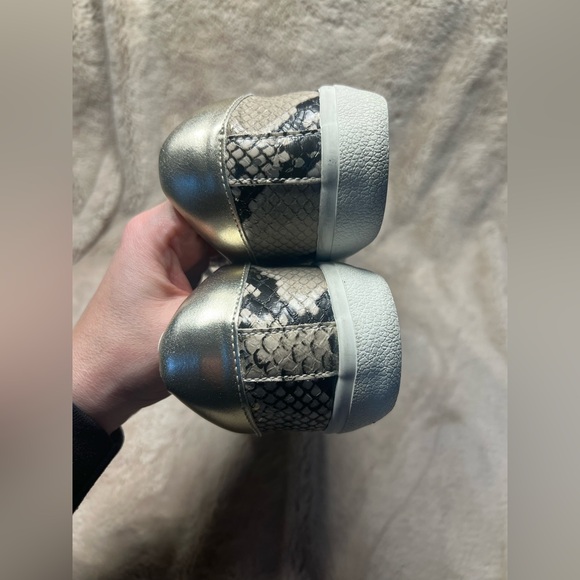 Steve Madden Philosophy White Sneaker skin snake texture star brown gold 8.5 - Picture 6 of 7